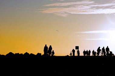 gün batımı ve doğadaki insanlar