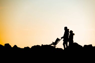gün batımı ve doğadaki insanlar
