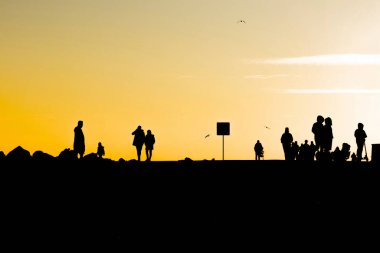 gün batımı ve doğadaki insanlar