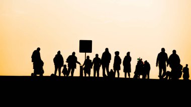 gün batımı ve doğadaki insanlar