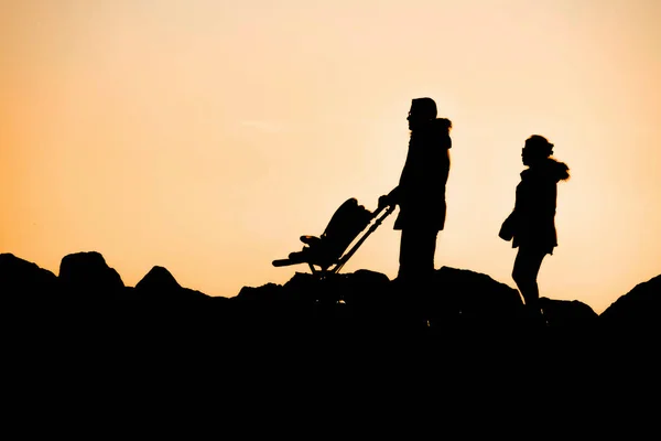 Sonnenuntergang Und Menschen Der Natur — Stockvektor