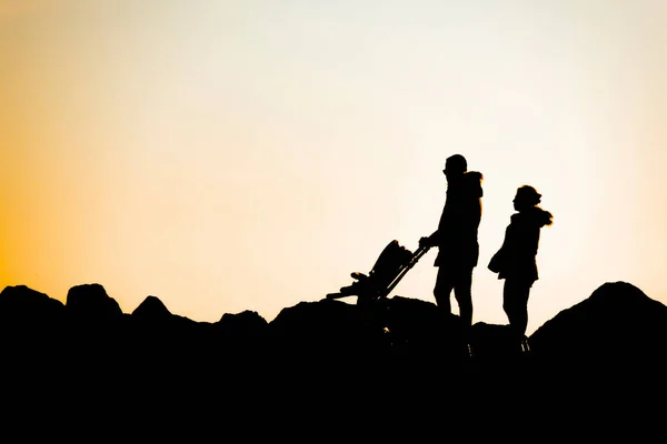 Sonnenuntergang Und Menschen Der Natur — Stockvektor