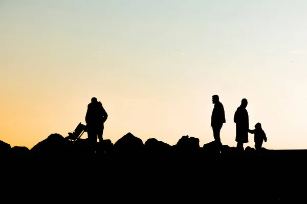 Sonnenuntergang Und Menschen Der Natur — Stockvektor