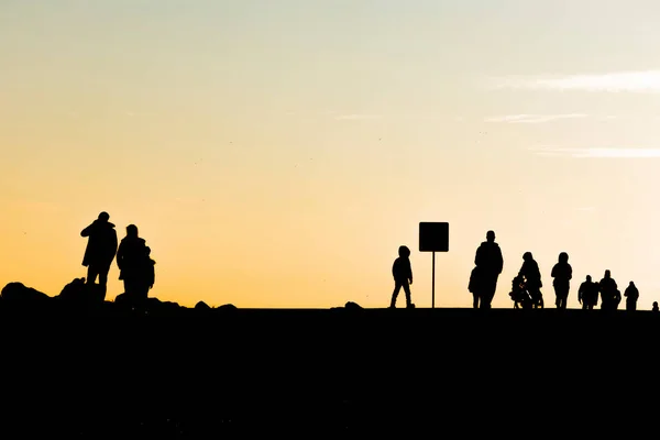 Sonnenuntergang Und Menschen Der Natur — Stockvektor