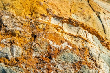 Doğadaki kaya şekillerini kapatın.