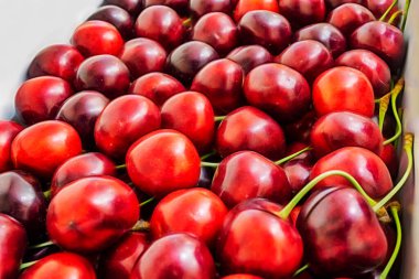 Kırmızı kirazları bir kutuda kapat