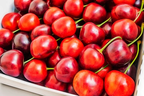 Rote Kirschen Einer Schachtel Verschließen — Stockfoto