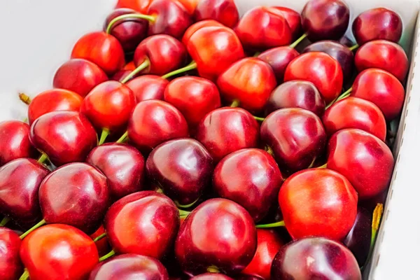 Cerrar Las Cerezas Rojas Una Caja — Foto de Stock