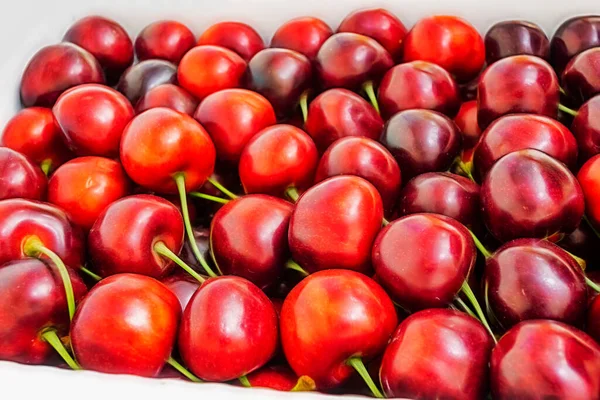 Rote Kirschen Einer Schachtel Verschließen — Stockfoto