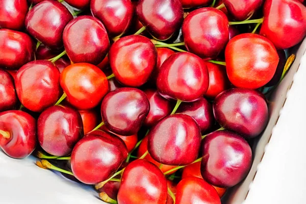 Cerrar Las Cerezas Rojas Una Caja — Foto de Stock