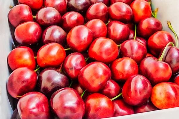 Rote Kirschen Einer Schachtel Verschließen — Stockfoto