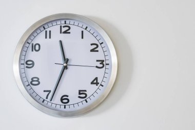 Saat beyaz arkaplanda izole edildi