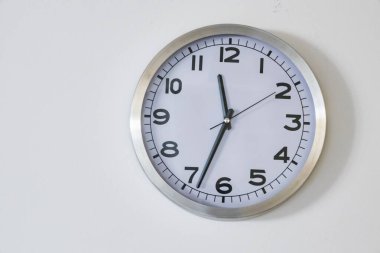 Saat beyaz arkaplanda izole edildi