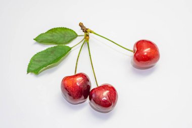 Beyaz arkaplandaki kirazları kapat