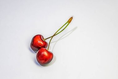 Beyaz arkaplandaki kirazları kapat