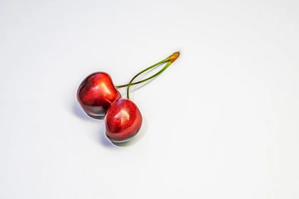 Cerrar Cerezas Sobre Fondo Blanco — Foto de Stock