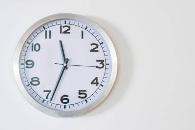 Beyaz arkaplanda saat