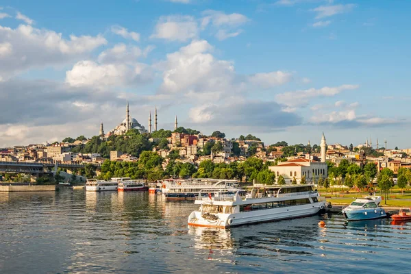 İstanbul, 26 Haziran 20.Rüya Şehri İstanbul, Asya ve Avrupa kıtaları arasında. Yaz mevsiminde İstanbul 'dan manzara ve şehir manzarası.