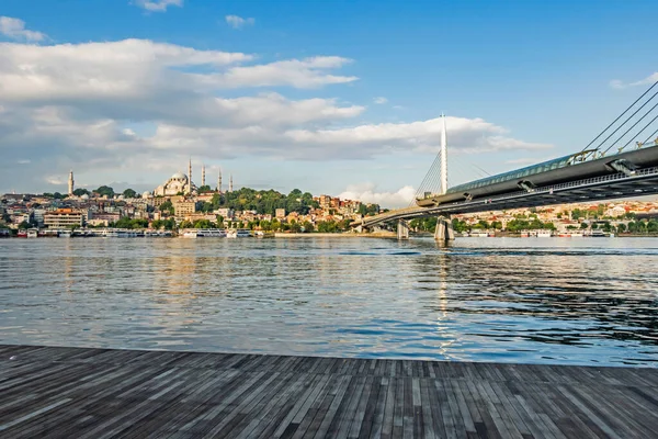 トルコ イスタンブール2020年6月26日アジア大陸とヨーロッパ大陸の間の夢の都市イスタンブール夏のイスタンブールからの風景と街並み — ストック写真