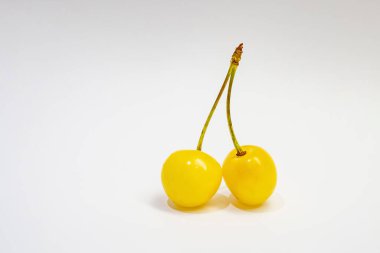 Beyaz arkaplanda sarı kiraz