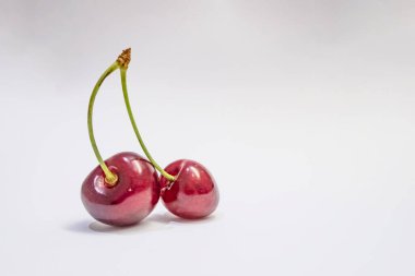 Beyaz arka planda kırmızı kirazlar