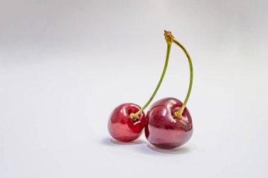 Beyaz arka planda kırmızı kirazlar