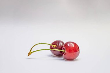 Beyaz arka planda kırmızı kirazlar