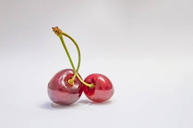 Beyaz arka planda kırmızı kirazlar