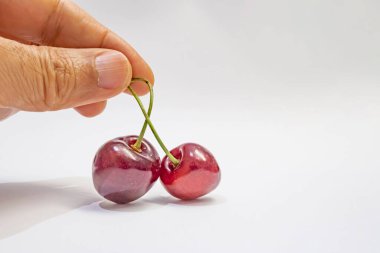 Beyaz arka planda kırmızı kirazlar