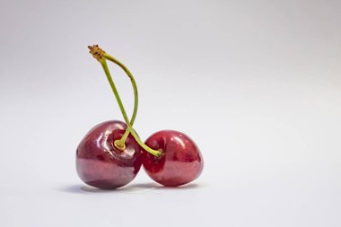Beyaz arka planda kırmızı kirazlar
