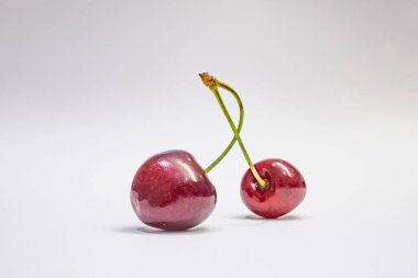 Beyaz arka planda kırmızı kirazlar