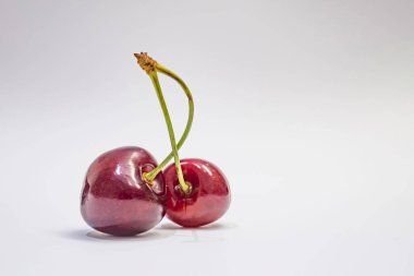 Beyaz arka planda kırmızı kirazlar