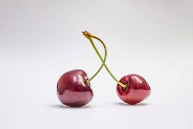 Beyaz arka planda kırmızı kirazlar