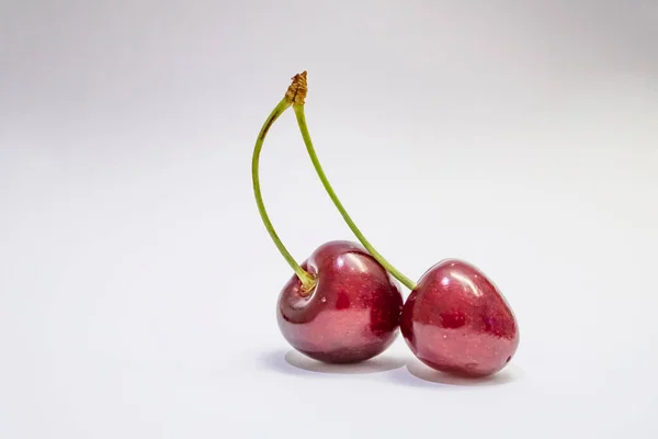 Cerezas Rojas Sobre Fondo Blanco — Foto de Stock