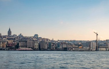 İstanbul, Hindi-Haziran 29.20.dream city istanbul, Asya ile Avrupa kıtaları arasında. Yaz sezonu ile sabah erken saatlerinde İstanbul 'dan manzara ve şehir manzarası.