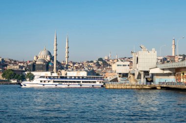 İstanbul, Hindi-Haziran 29.20.dream city istanbul, Asya ile Avrupa kıtaları arasında. Yaz sezonu ile sabah erken saatlerinde İstanbul 'dan manzara ve şehir manzarası.