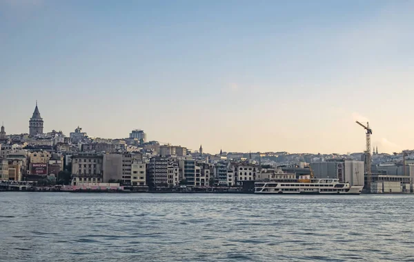 İstanbul, Hindi-Haziran 29.20.dream city istanbul, Asya ile Avrupa kıtaları arasında. Yaz sezonu ile sabah erken saatlerinde İstanbul 'dan manzara ve şehir manzarası.