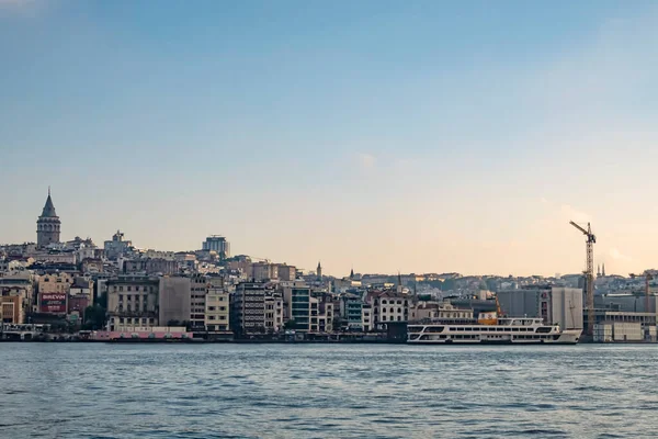 トルコのイスタンブール2020年6月29日アジアとヨーロッパの大陸の間の夢の都市イスタンブール夏の季節と早朝の時間にイスタンブールからの風景と街並み — ストック写真
