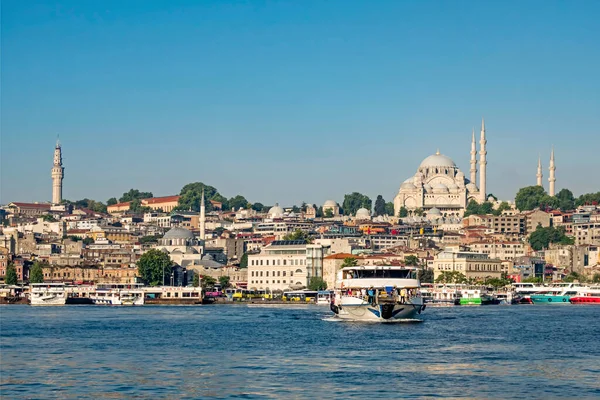 İstanbul, Hindi-Haziran 29.20.dream city istanbul, Asya ile Avrupa kıtaları arasında. Yaz sezonu ile sabah erken saatlerinde İstanbul 'dan manzara ve şehir manzarası.