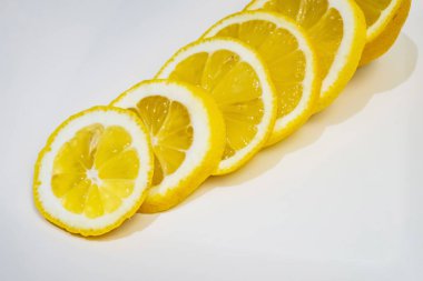 beyaz arkaplanda limon dilimleri
