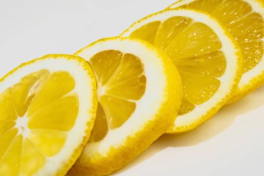 beyaz arkaplanda limon dilimleri