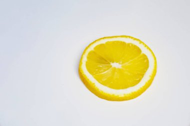 beyaz arkaplanda limon dilimleri