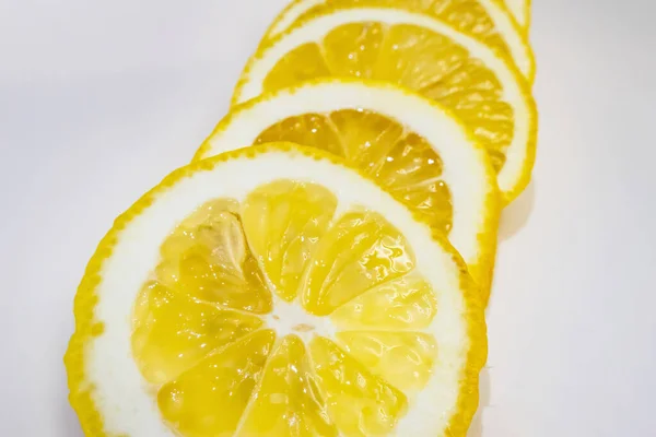 白色背景的柠檬片 — 图库照片