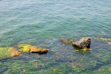 Deniz suyu ve kayalar doğada