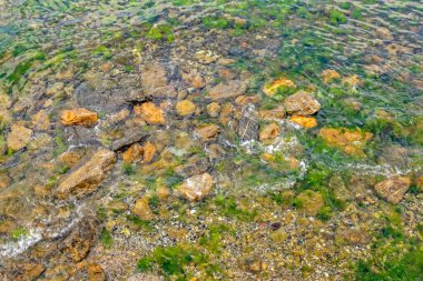 Deniz suyu ve kayalar doğada