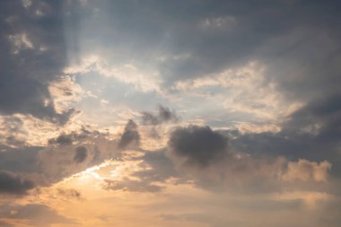 Gün doğumunda bulutlu gökyüzü arkaplanı
