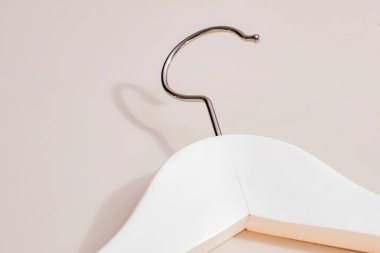 siyah ve beyaz ahşap askılar