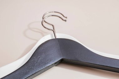 siyah ve beyaz ahşap askılar