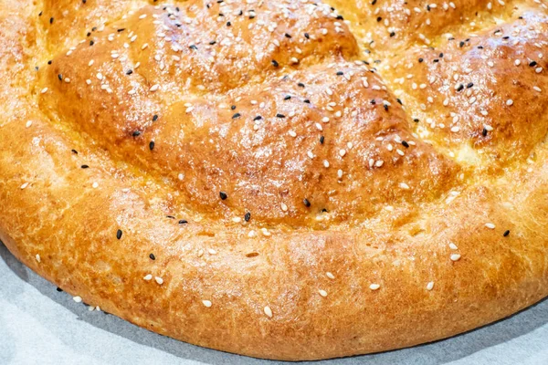 Hausgemachtes Fladenbrot Auf Weißem Hintergrund — Stockfoto