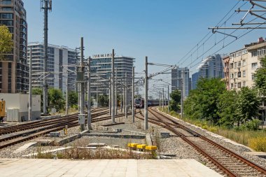 İstanbul, 6 Ağustos 2020 yaz mevsiminde ve sabah saatlerinde Marmaray demiryolu ve modern binalarla İstanbul 'dan şehir hayatı ve şehir manzarası..
